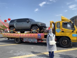 光子CT、房车底盘、纯电悍马……8件进博会展品首批入场布展