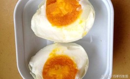 腌咸鸭蛋出油的方法(腌咸鸭蛋出油的方法用盐)