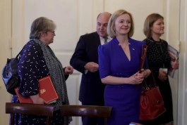英国女首相道歉，但拒绝辞职！