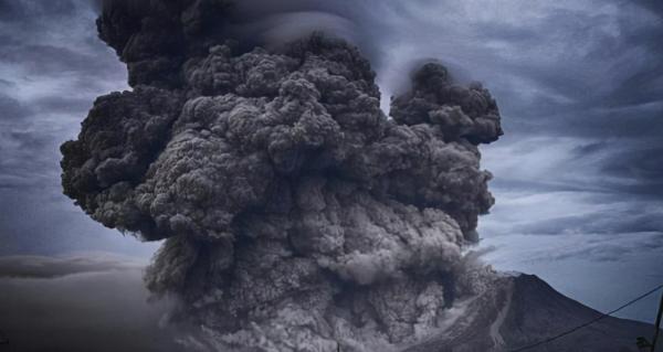 太平洋海底火山爆发，惊现巨型蘑菇云，无夏之年？水止不住火山？