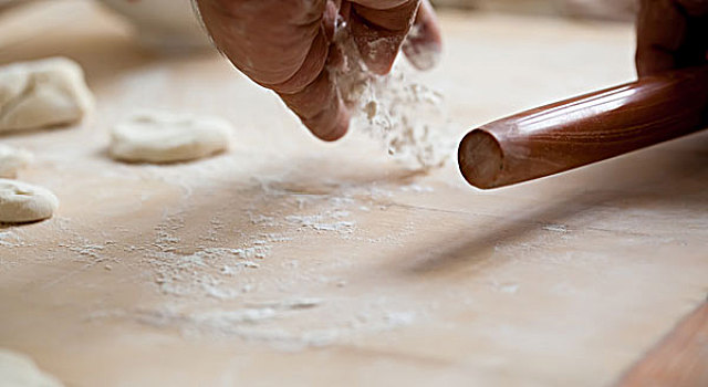 擀饺子皮的技巧(擀饺子皮的技巧和方法)