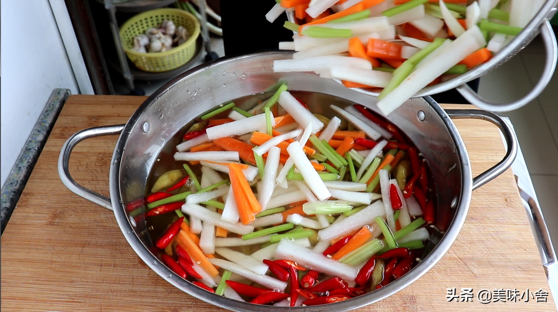 酸辣萝卜的腌制方法(酸辣萝卜的腌制方法和配料窍门)