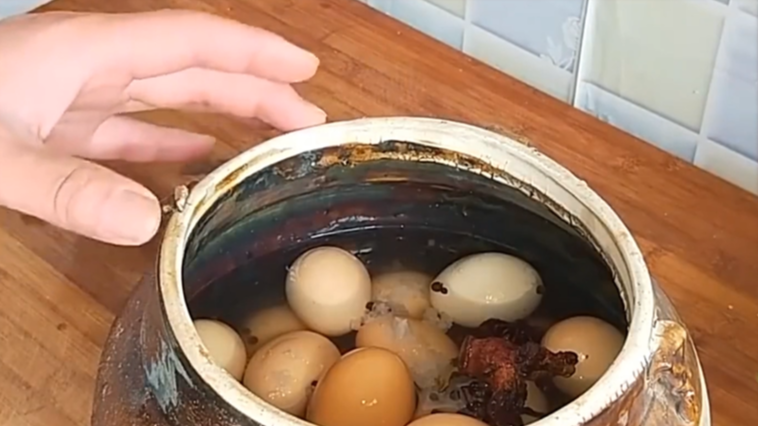 咸鸡蛋的腌制方法(咸鸡蛋的腌制方法 放多少盐)